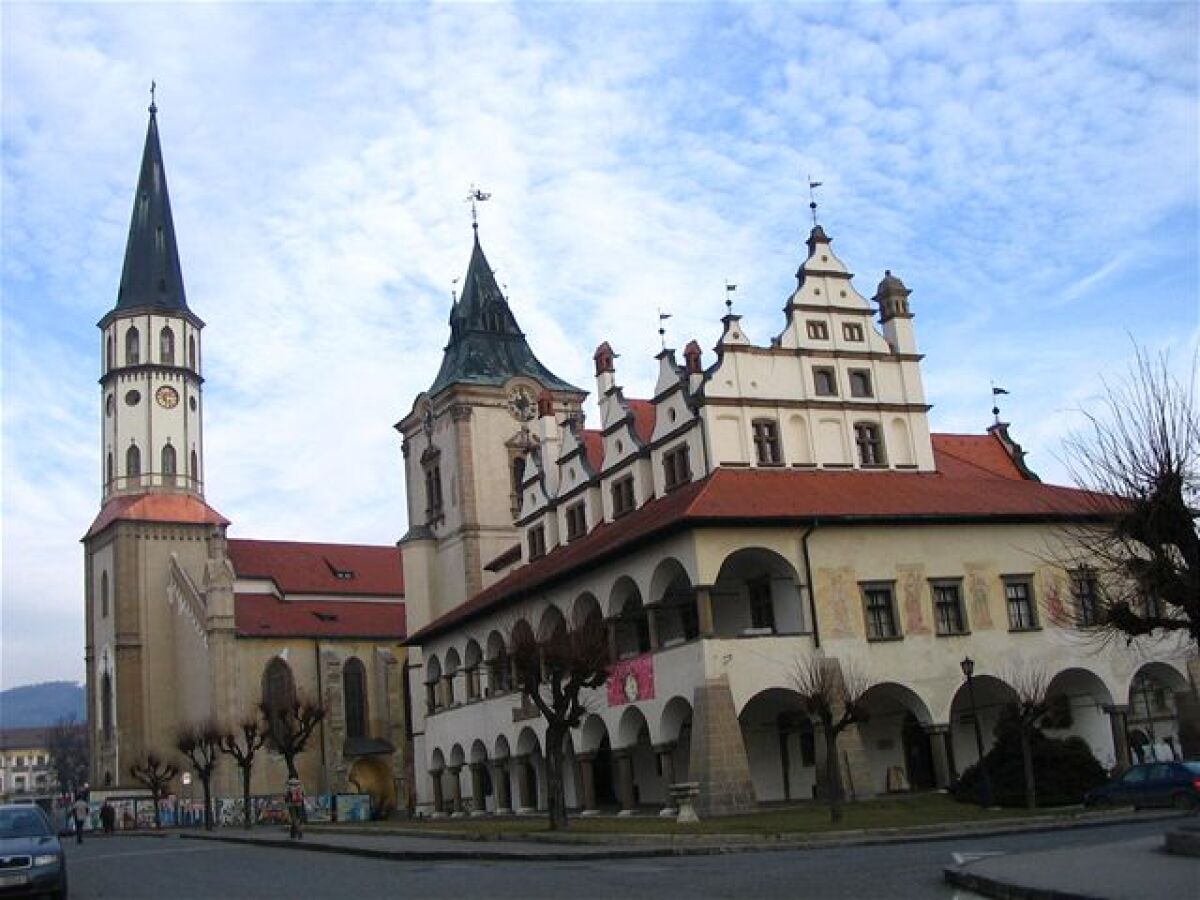 Najvyšší drevený gotický oltár na svete sa nachádza v Levoči, v Kostole sv. Jakuba. Meria 18,6 m.