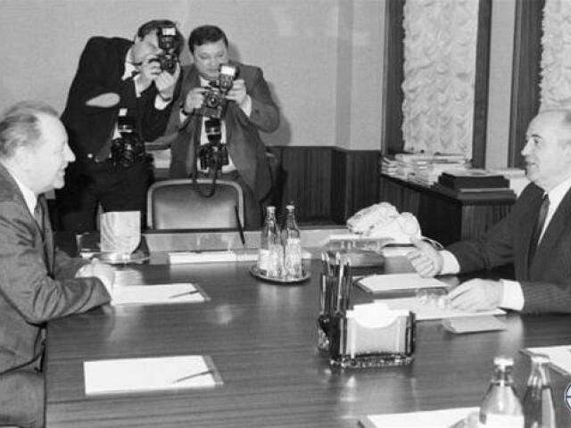Generálny tajomník ÚV KSČ Miloš Jakeš rokoval so šéfom Kremľa Michailom Gorbačovom v apríli 1989.