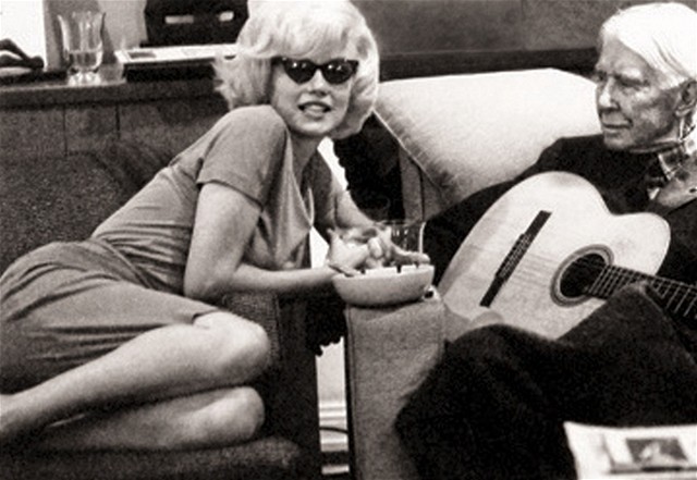 Marilyn Monroe pózuje s básnikom Carlom Sandburgom.