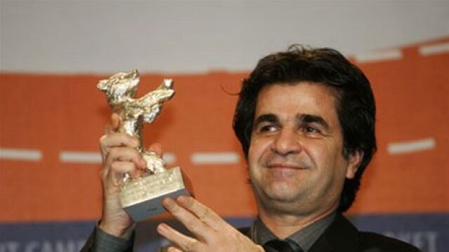 Jafar Panahi so Strieborným medveďom, ktorého získal na festivale v Berlíne.