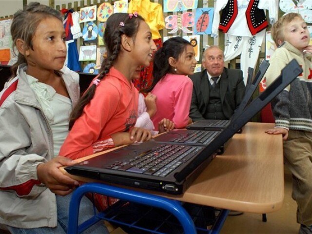 Rómovia, deti, počítače, notebooky, Notebook pre každého žiaka, 1:1 computing, Abranovce, škola, vyučovanie