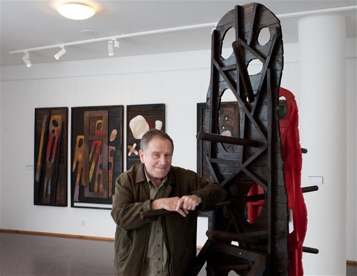 Miroslav Cipár s drevenou plastikou Sebastián.