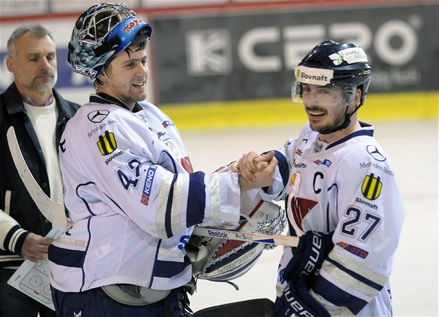 Brankár Branislav Konrád (vľavo) spolu s Ľubomírom Vaicom z HC Slovan Bratislava.