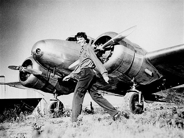 Amelia Earhartová pri lietadle Lockheed Electra, ktoré pilotovala aj pri svojom poslednom lete v roku 1937.