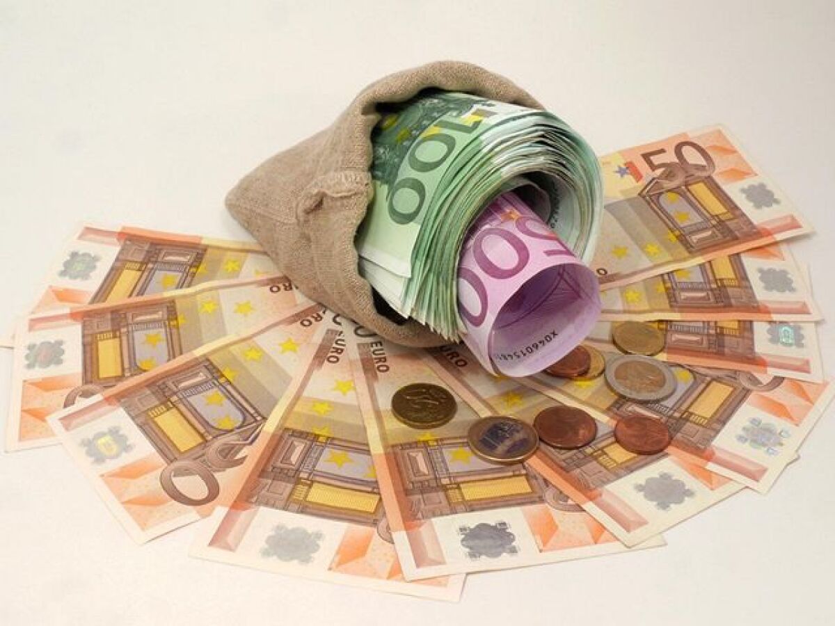 Peniaze, euro, mešec