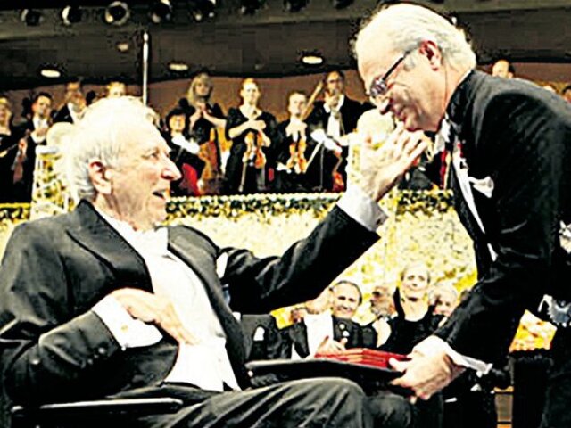 Básnik Tomas Tranströmer hladká švédskeho kráľa Karola XVI. Gustáva.