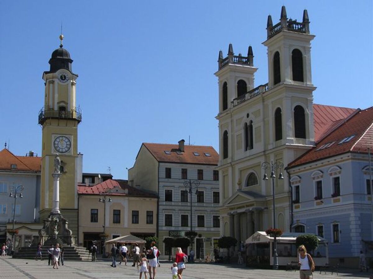 Nie len Taliansko, aj Slovensko má "šikmú vežu". V ktorom meste sa hodinová veža nakláňa až o 68 cm?