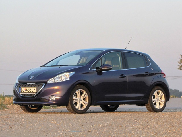 Za trojvalcovým Peugeotom 1.2 VTi môžete ťahať brzdený príves ťažký 1150 kg. Verzia s motorom 1.0 VTi utiahne príves s hmotnosťou len 760 kg.
