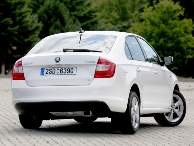 Odpoveď na otázku, prečo Rapid nestojí na novej platforme MQB (používa ju nové Audi A3) je veľmi jednoduchá. Pre Rapid je drahá a zbytočne masívna. Je dimenzovaná na ťažké motory 2.0 TSI a 2.0 TDI CR a tie Rapid nikdy nedostane. Bolo by to nezmyselné plytvanie, ktoré by napr. museli zaplatiť aj zákazníci základných verzií 1.2 MPI (okrem peňazí aj zvýšenou spotrebou).