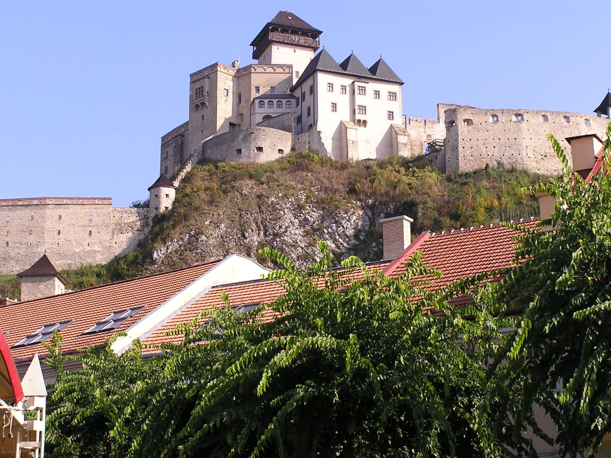 Ako sa volá dominantná veža Trenčianskeho hradu?