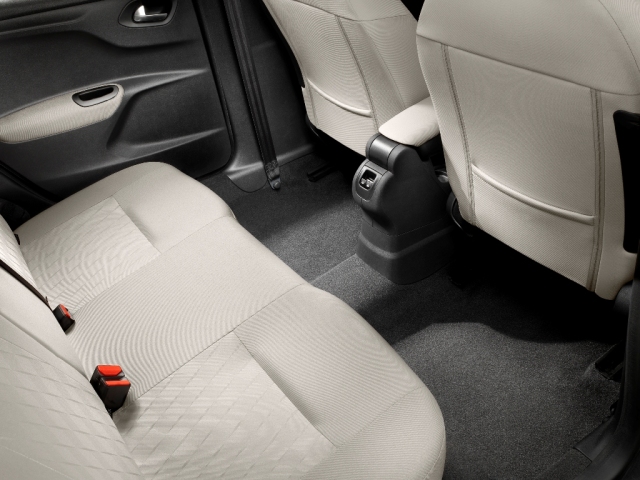 Priestorom na zadných sedadlách (v pozdĺžnom smere) Citroën C-Elysée príjemne prekvapil. Podľa automobilky je v C-Elysée viac miesta ako v limuzíne C5.