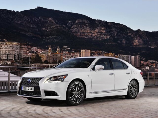 Hybridná verzia LS 600h kombinuje benzínový osemvalec 5.0 V8 (290 kW/394 k) a elektromotor (165 kW/225 k), vďaka čomu má celkový výstupný výkon 327 kW/445 k. Pri pohotovostnej hmotnosti neuveriteľných 2,3 t zrýchli z 0 na 100 km/h len za 6,1 s. Základná verzia LS 460 má pohotovostnú hmotnosť 1940 kg a max. výkon 285 kW/387 k ju z 0 na 100 km/h dostane za 5,7 s.