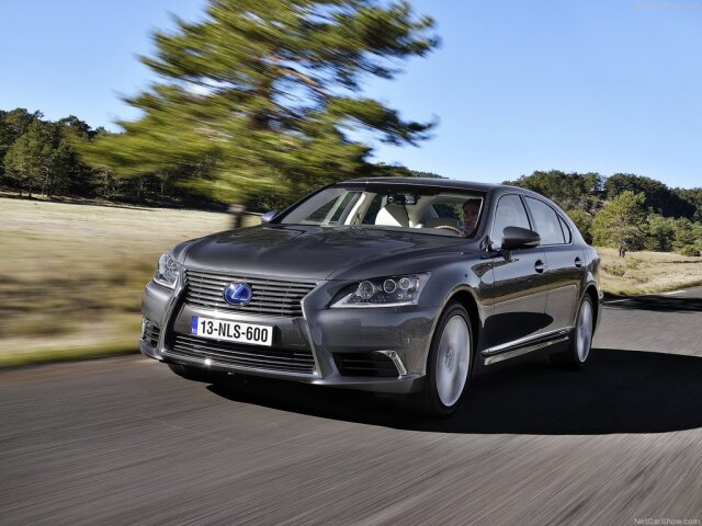 Lexus LS používa „aktívne“ nočné videnie (podobne ako napr. Mercedes-Benz), ktoré si pomocou vysokovýkonných diód osvetlí okolie pred autom (ľudským okom toto svetlo nevidíte) a špeciálna kamera to celé nasníma na monitor auta. Obraz je tak ostrejší ako pri „pasívnych“ systémoch využívajúcich infrakameru (Audi, BMW...). Výhodou pasívnych systémov je však ich väčší dosah.