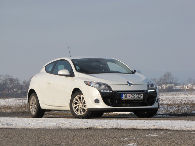 Počítajte s tým, že verzia 1.6 dCi má vpredu rovnaké brzdy ako základná verzia s motorom 1.6 16V (priemer kotúčov 280 mm). Benzínové Coupé 2.0 TCe (132 kW/180 k) dostalo predné kotúče s priemerom 296 mm. Aj to svedčí o tom, že s motorom 1.6 dCi by ste sa nemali snažiť pretekať.