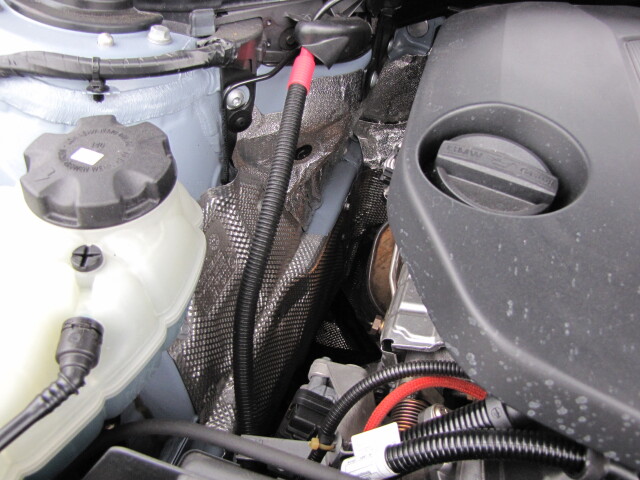 Pozdĺžne uložený motor je v motorovom priestore z každej strany obohnaný termoizolačnými plechmi.