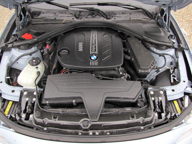 Motor N47TU si vie hladinu motorového oleja skontrolovať sám. Stačí zastaviť, stlačiť brzdový pedál a cez palubný systém spustiť kontrolný proces. Voľnobežné otáčky sa v tej chvíli zvýšia z 800 na 1100 ot./min. a za 2 min. uvidíte na displeji výsledok. Auto má variabilný servisný interval. V čase testu malo najazdených necelých 5100 km a na výmenu nás posielalo pri 23 000 km alebo najneskôr v júni 2014.