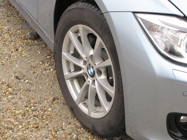 BMW 320d Touring jazdil na pneumatikách Continental ContiWinterContact TS 830P s rozmermi 205/60 R 16.
