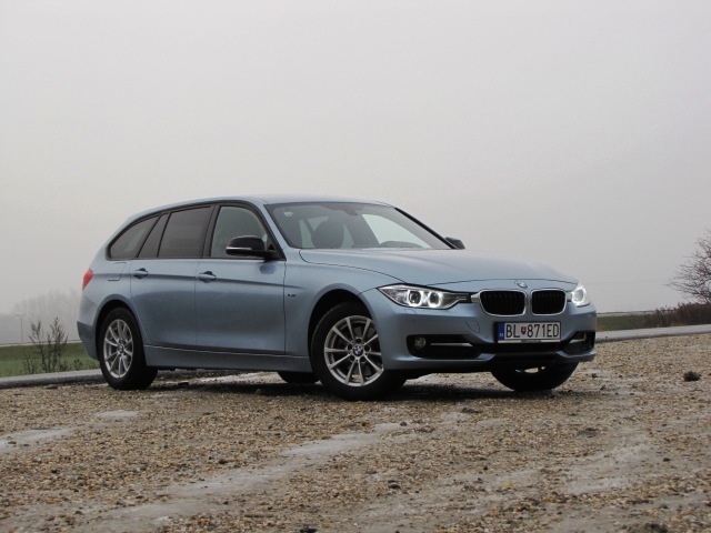 Za čierne vonkajšie spätné zrkadlá si musíte v BMW priplatiť 232 eur. V našom prípade však boli súčasťou príplatkového paketu Sport Line.