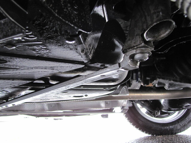 Podobne ako nedávno testované BMW 520d GT, má pevnostné výstuhy pod podlahou aj kombi 320d Touring.