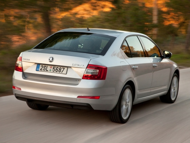 Octavie, na ktorých sme jazdili boli obuté v pneumatikách Pirelli Cinturato P7 225/45 R 17.