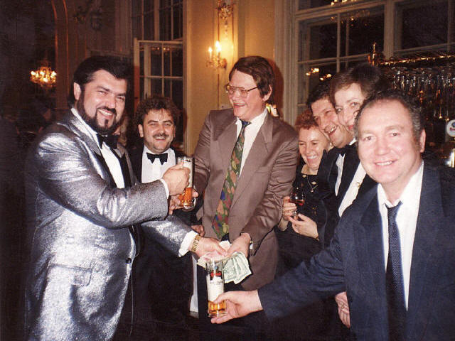 Výmena federálnych bankoviek za okolkované prebiehala hladko, a tak večer 6. 2. 1993 už bol v Národnej banke Slovenska dôvod na oslavy (peniaze držia v rukách spevák Peter Dvorský a šéf NBS Marián Tkáč).