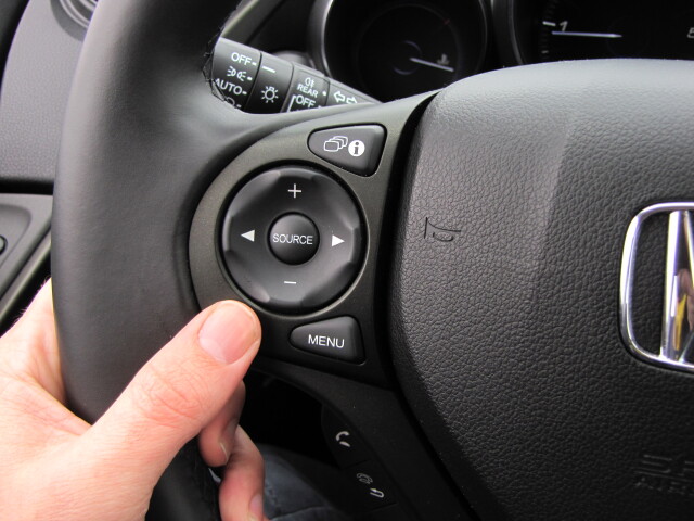 Palubný počítač ovládate na volante.