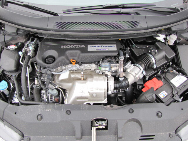 Motor 1.6 i-DTEC využíva dva EGR okruhy – vysokotlaký (s rastúcou záťažou stráca účinnosť) a nízkotlaký (takýto okruh využíva napr. aj motor 1.6 dCi). Vstrekovanie Bosch (čerpadlo CP4) využíva elektromagnetické vstrekovače (menej náchylné na horšiu naftu) s max. pracovným tlakom 1800 barov. Rozvody tu poháňa reťaz. Objem náplne motorového oleja je 4,7 l (z toho má olejový filter objem 0,4 l) a mení sa v intervale 20 000 km/1 rok. V motore 2,2 i-DTEC koluje 5,5 l oleja.