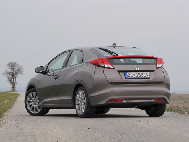 Za metalízu treba pri Honde Civic priplatiť 519 eur. Svetlá výška auta je 145 mm (benzínové verzie majú zhodne po 140 mm).