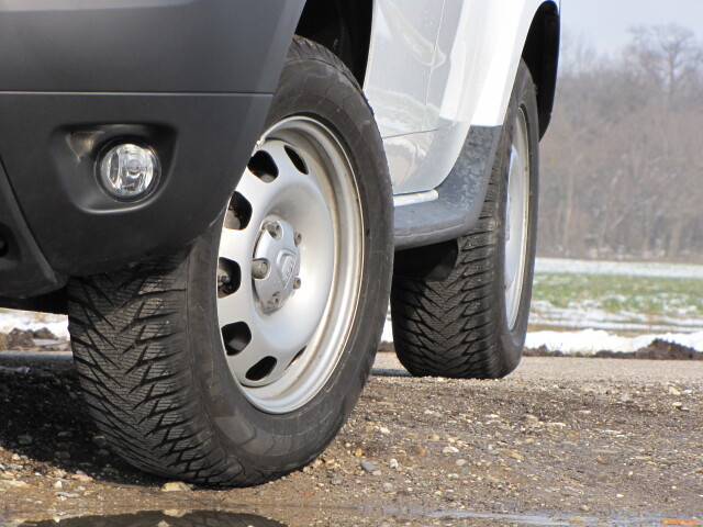 Testovaná Dacia jazdila na pneumatikách Goodyear Ultragrip 8 s rozmermi 215/65 R 16. Kolesá sú pomerne ťažké, takže ich na skokoch tlmiče neudržia na ceste a Duster si rád odskočí.