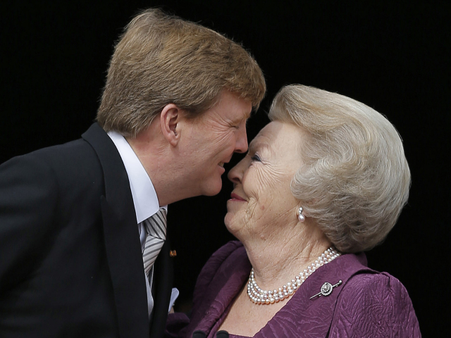 Nový holandský kráľ Willem-Alexander dáva bozk svojej matke, teraz už bývalej kráľovnej Beatrix, po tom ako abdikovala.