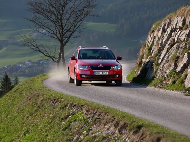 Verzia Combi 4x4 dostala o 5 l väčšiu palivovú nádrž (celkovo 55 l). Medzigeneračne Octavia Combi 4x4 údajne schudla o 40 kg. Štandardná svetlá výška Octavie Combi je 140 mm. Verzia Octavia Combi Scout bude mať svetlú výšku 150 mm.