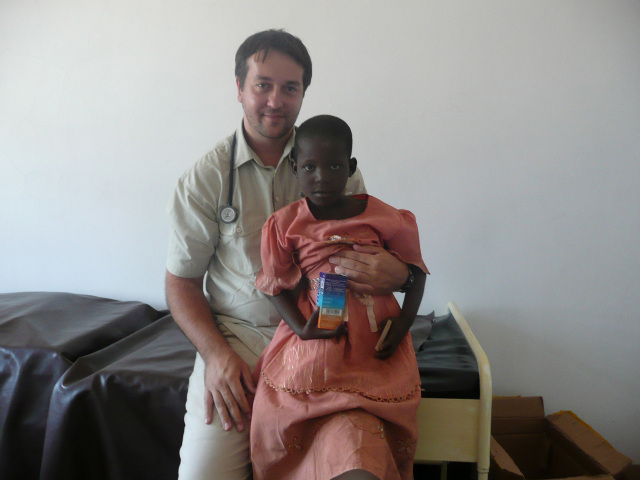 MUDr. Rastislav Maďar na jednej z misií s International Humanity v Afrike.
