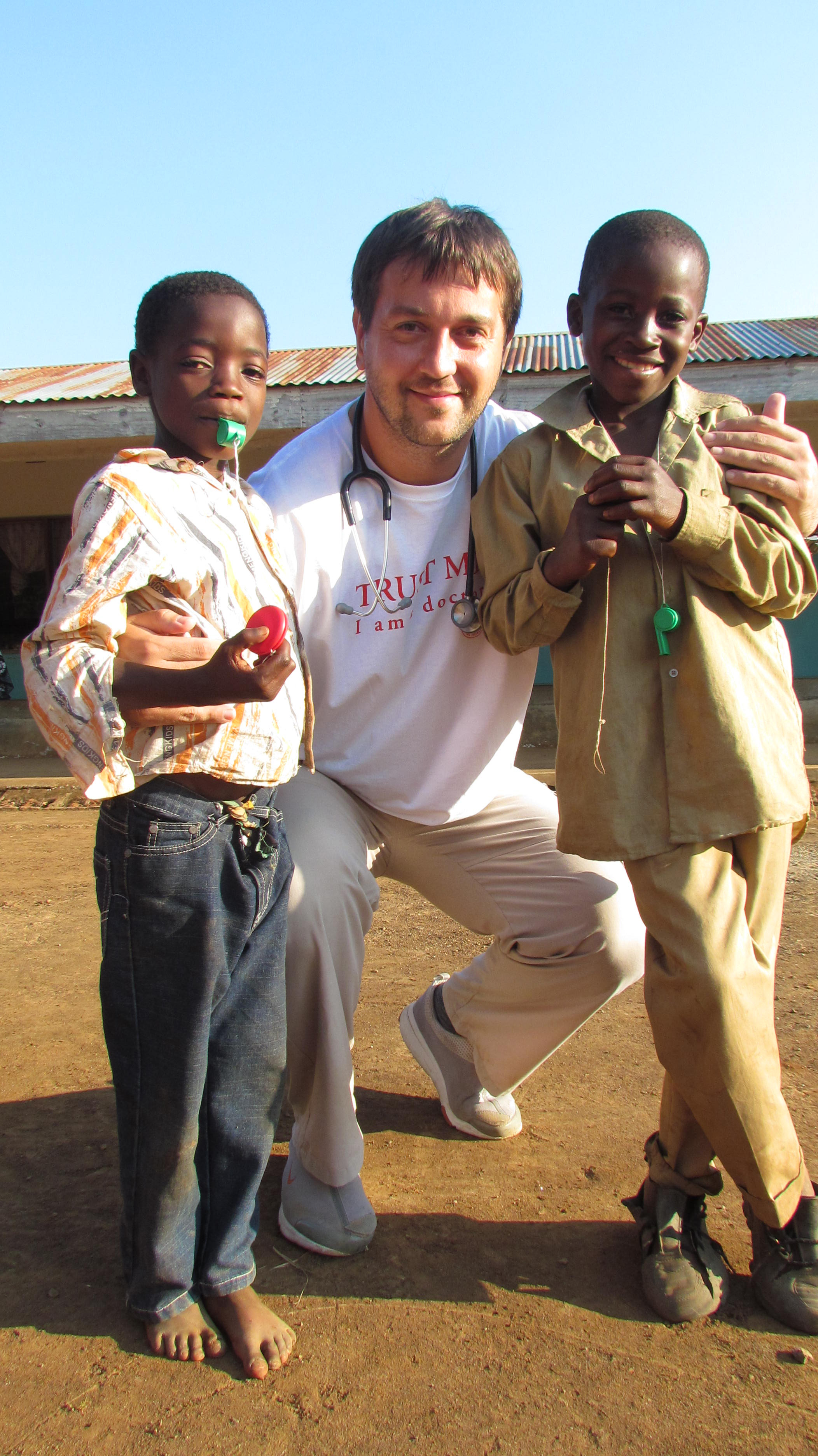 MUDr. Rastislav Maďar na jednej z misií s International Humanity v Afrike.