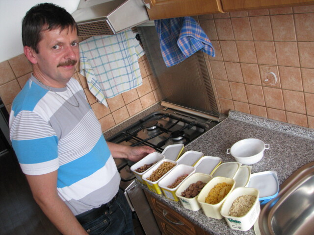 Zásoby vegetariána, v každej miske iný druh vločiek.