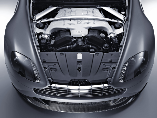 Nemecké motory AMG nahradia pôvodné 12-valce vyvinuté Fordom.