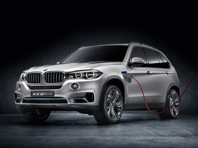 Koncept dobíjateľného BMW X5 eDrive stojí na obrovských 21-palcových kolesách. Prednú časť zdobia modré „ladvinky“.