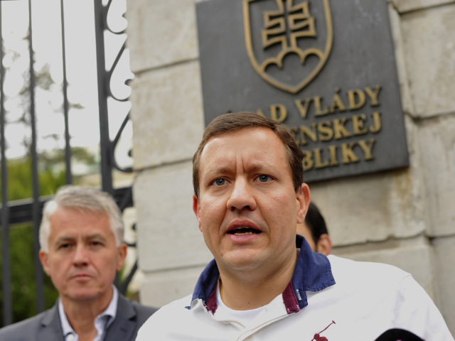 Daniel Lipšic pred Úradom vlády.