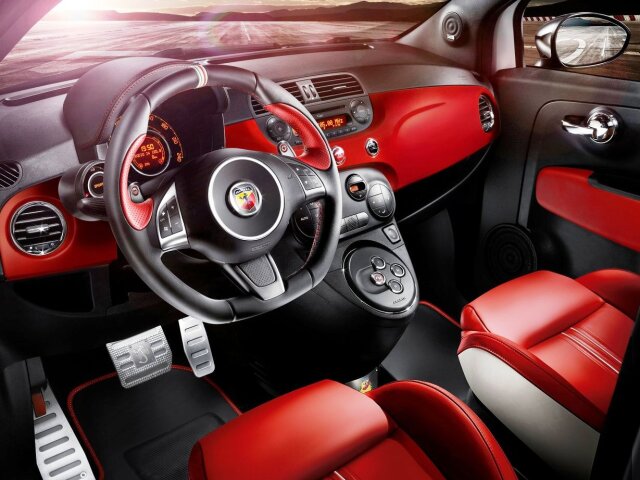 Interiér je čalúnený červeno-čiernou kožou. Radiaca páka chýba. O radenie sa stará elektromechanická prevodovka Abarth Competizione s krídelkami na volante.