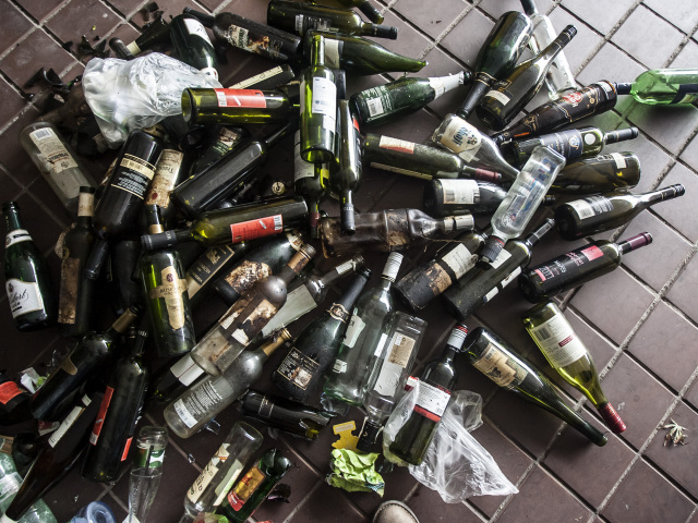 fľaše, alkohol, parlament