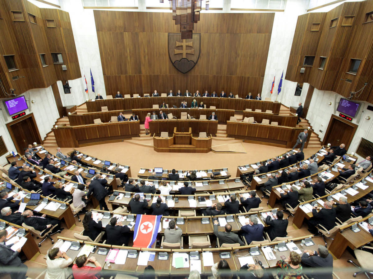 parlament, vyslovenie nedovery premierovi, rokovacia sala
