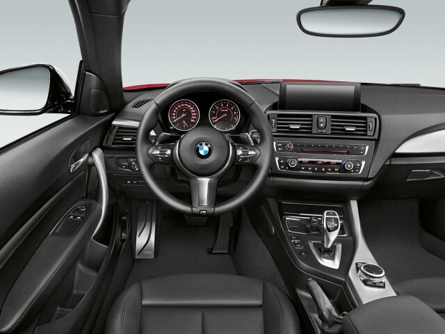 Interiér je takmer zhodný s BMW radu 1. Multimediálne rozhranie iDrive však dostane dotykovú plochu na otočnom ovládači.
