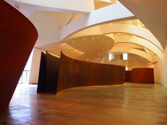 Kalifornský umelec Richard Serra, majster postminimalistického sochárstva, je veľkým priateľom architekta Franka Gehryho. Roku 1997 v Bilbau inštaloval Hada, dielo dlhé 31 m, vysoké 4 m a vážiace 180 ton.