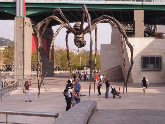 Obrí pavúk z bronzu, nehrdzavejúcej ocele a mramoru od Francúzky Louis Bourgeois (8,95 x 9,8 x 11,6 m) sa volá Maman. Je to pocta umelkyninej matke.