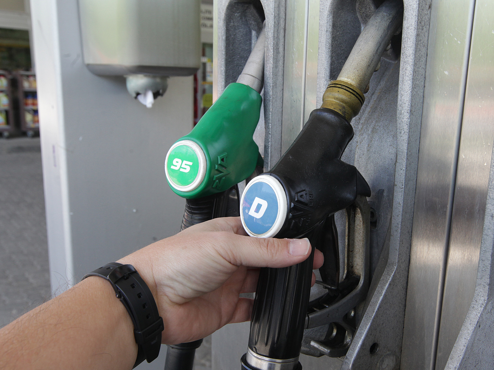 Od konca minulého týždňa pokračujú prudké výkyvy cien ropy. Ceny palív na pumpách však ostávajú stále na maxime.