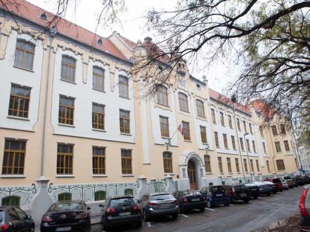 skola gymnázium grosslingova