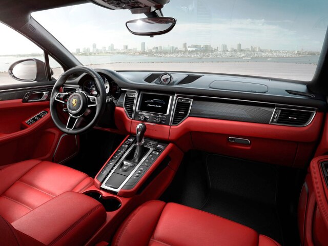 Interiér rešpektuje športovú ergonómiu Porsche. Zodpovedá tomu sklon volantu či relatívne nízka poloha sedadiel.