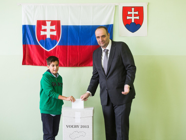 Kandidát na predsedu Bratislavského samosprávneho kraja Pavol Frešo (vpravo) so synom Oskarom počas volebného aktu v rámci 2. kola volieb predsedov do VÚC.
