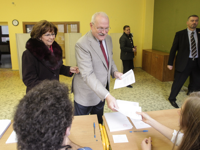 Voliť v druhom kole regionálnych volieb bol aj prezident Ivan Gašparovič s manželkou Silvou Gašparovičovou.