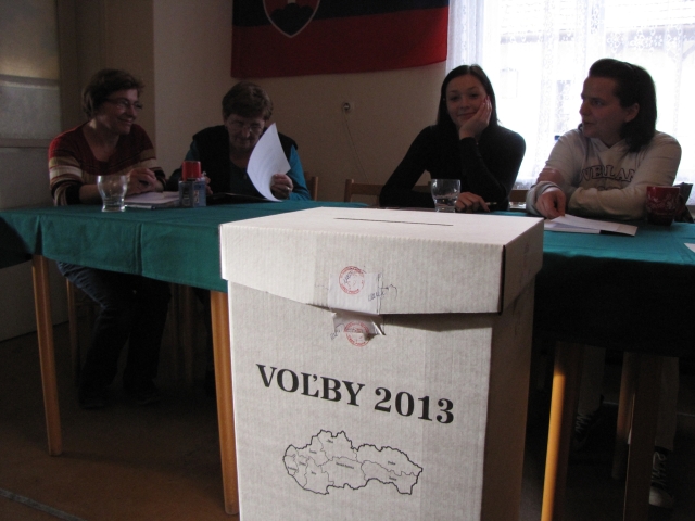 Volebná komisia v Prahe sa cez deň nudila. Voličom sa k urne nechcelo.
