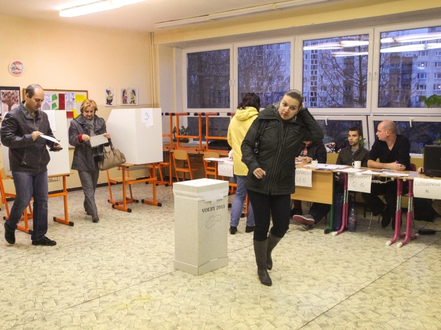 Voliči v bratislavskom kraji vo volebnom okrsku na ZŠ Žehrianska v Petržalke.